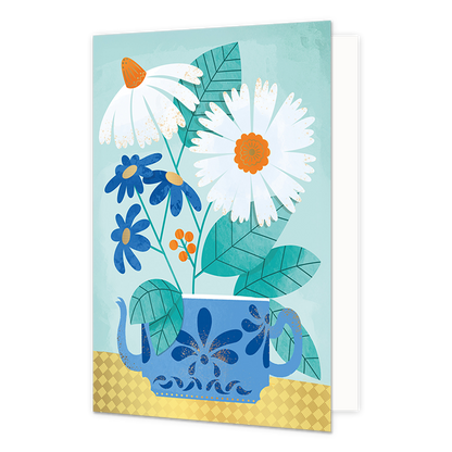 Op deze wenskaart staat een blauw theepot met een aantal bloemen erin. De theepot staat op een gouden tafel. De goudentafel bestaat uit goudfolie met textuur.