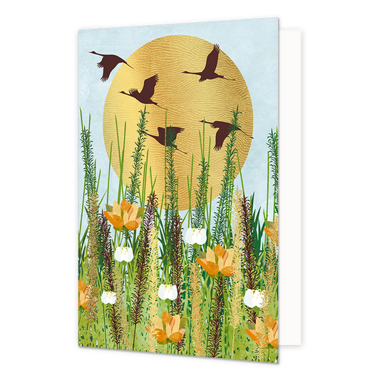 Zwanen - Formaat: Normaal - Vorm: Staand - Blanco kaart - Op deze wenskaart zie je een vijftal zwanen voor de zon vliegen. Op de voorgrond staan meedere planten. De maan bestaat uit goudfolie met textuur. - Snelwenskaart