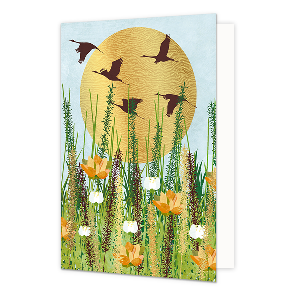 Op deze wenskaart zie je een vijftal zwanen voor de zon vliegen. Op de voorgrond staan meedere planten. De maan bestaat uit goudfolie met textuur.
