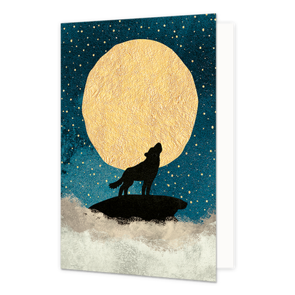 Wolf nacht - Formaat: Standaard - Vorm: Staand - Blanco kaart - Op deze artistieke wenskaart staat een wolf die aan het huilen is op een rots met op de achtergrond een gouden maan. - Snelwenskaart