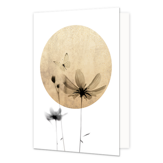 Bloemen maan - Formaat: Normaal - Vorm: Staand - Blanco kaart - Op deze artistieke wenskaart staat een maan met daarvoor donkere bloemen en een vlinder. - Snelwenskaart