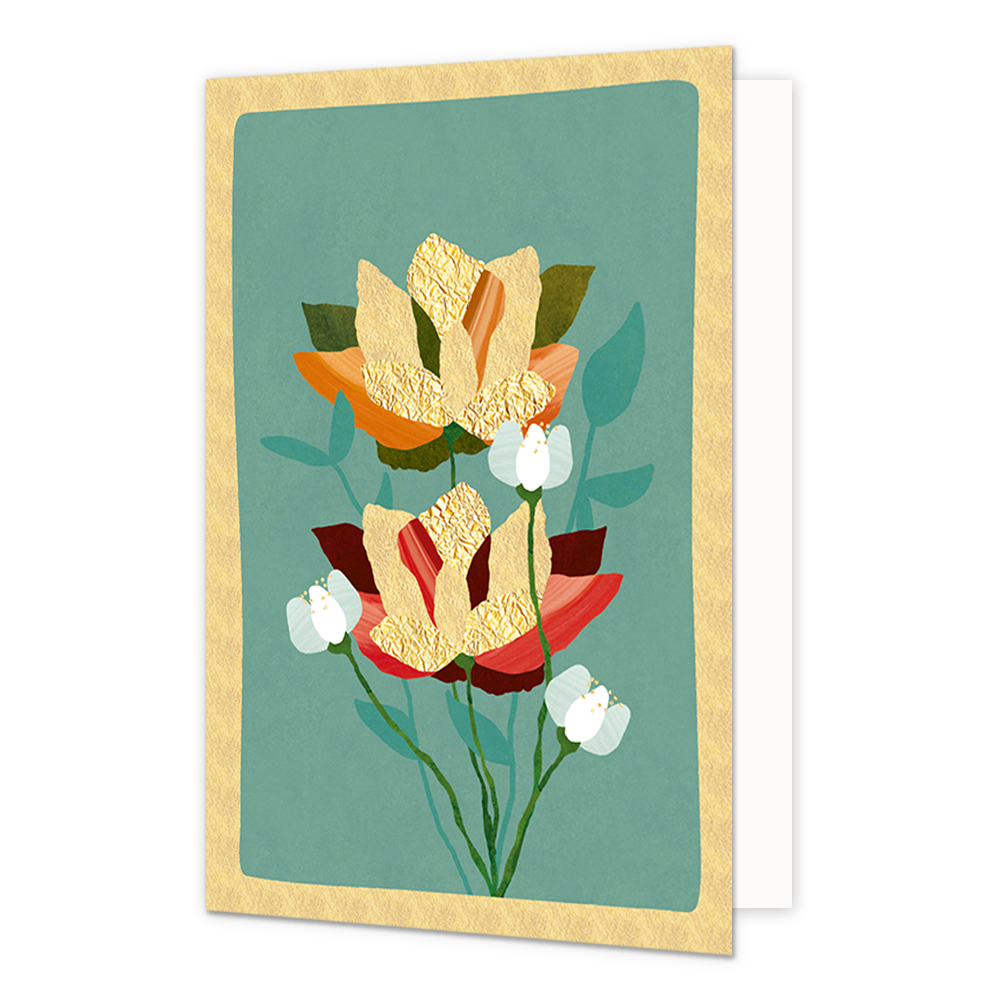 Bloemen - Formaat: Standaard - Vorm: Staand - Blanco kaart - Op deze wenskaart staat een gestileerde illustratie van twee grote bloemen in oranje en rode tinten tegen een groenblauwe achtergrond. De binnenste bloemblaadjes van beide bloemen zijn uitgevoerd in een opvallende goudkleurige textuur met een verfijnd reliëf. Het boeket is aangevuld met drie kleine witte bloesems op dunne groene stengels en diverse bladvormen in verschillende groentinten. - Snelwenskaart