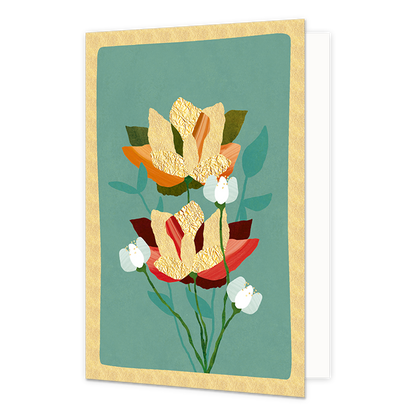 Bloemen - Formaat: Standaard - Vorm: Staand - Blanco kaart - Op deze wenskaart staat een gestileerde illustratie van twee grote bloemen in oranje en rode tinten tegen een groenblauwe achtergrond. De binnenste bloemblaadjes van beide bloemen zijn uitgevoerd in een opvallende goudkleurige textuur met een verfijnd reliëf. Het boeket is aangevuld met drie kleine witte bloesems op dunne groene stengels en diverse bladvormen in verschillende groentinten. - Snelwenskaart