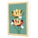 Bloemen - Formaat: Standaard - Vorm: Staand - Blanco kaart - Op deze wenskaart staat een gestileerde illustratie van twee grote bloemen in oranje en rode tinten tegen een groenblauwe achtergrond. De binnenste bloemblaadjes van beide bloemen zijn uitgevoerd in een opvallende goudkleurige textuur met een verfijnd reliëf. Het boeket is aangevuld met drie kleine witte bloesems op dunne groene stengels en diverse bladvormen in verschillende groentinten. - Snelwenskaart