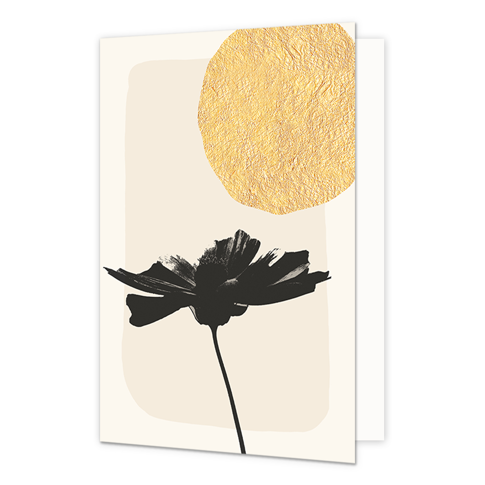 Bloem - Formaat: Standaard - Vorm: Staand - Blanco kaart - Op deze artistieke wenskaart staat een grote zwarte bloem op een beige achtergrond met een gouden zon. - Snelwenskaart