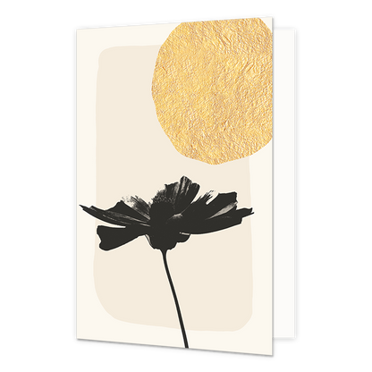 Bloem - Formaat: Standaard - Vorm: Staand - Blanco kaart - Op deze artistieke wenskaart staat een grote zwarte bloem op een beige achtergrond met een gouden zon. - Snelwenskaart