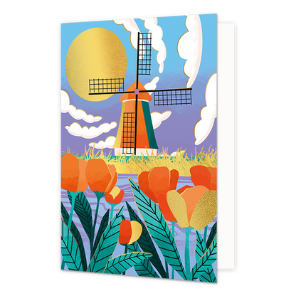 Op deze wenskaart zie je een molen in een nederlands landschap staan. Op de voorgrond staan tulpen en op de achtergrond een grote zon. De zon en tulpen bestaan deels uit goudfolie met textuur.