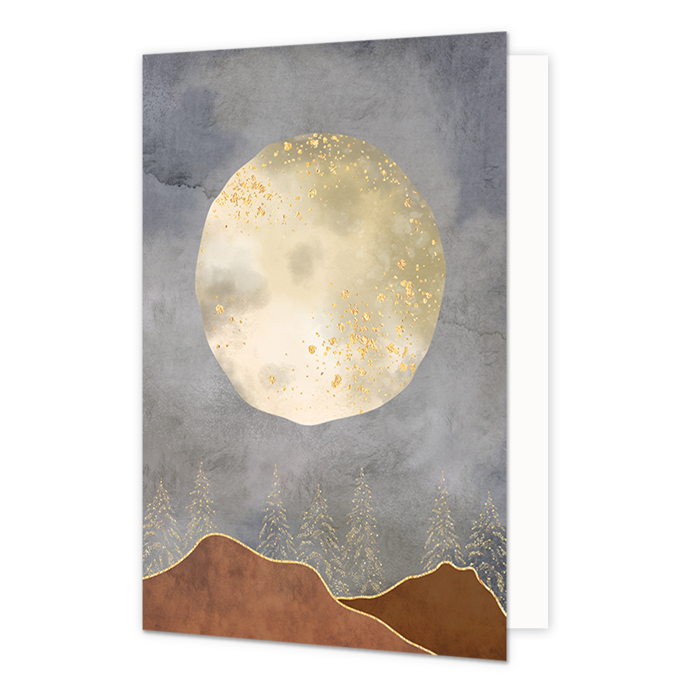 Maan - Formaat: Standaard - Vorm: Staand - Blanco kaart - Op deze wenskaart staat een grote, lichtgevende volle maan centraal tegen een bewolkte, grijsblauwe aquarelhemel. De maan is subtiel versierd met goudkleurige spikkels, wat een glinsterend effect geeft aan het hemellichaam. Aan de onderzijde van de illustratie zijn bruine heuvels afgebeeld met een gouden rand, waarachter goudkleurige silhouetten van dennenbomen omhoog steken. - Snelwenskaart