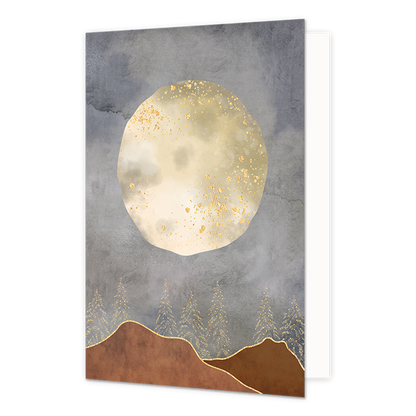 Maan - Formaat: Standaard - Vorm: Staand - Blanco kaart - Op deze wenskaart staat een grote, lichtgevende volle maan centraal tegen een bewolkte, grijsblauwe aquarelhemel. De maan is subtiel versierd met goudkleurige spikkels, wat een glinsterend effect geeft aan het hemellichaam. Aan de onderzijde van de illustratie zijn bruine heuvels afgebeeld met een gouden rand, waarachter goudkleurige silhouetten van dennenbomen omhoog steken. - Snelwenskaart