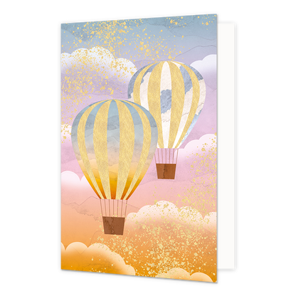 Luchtballonnen - Formaat: Standaard - Vorm: Staand - Blanco kaart - Op deze artistieke wenskaart staan twee luchtballonnen die door de lucht zweven tussen de wolken. - Snelwenskaart