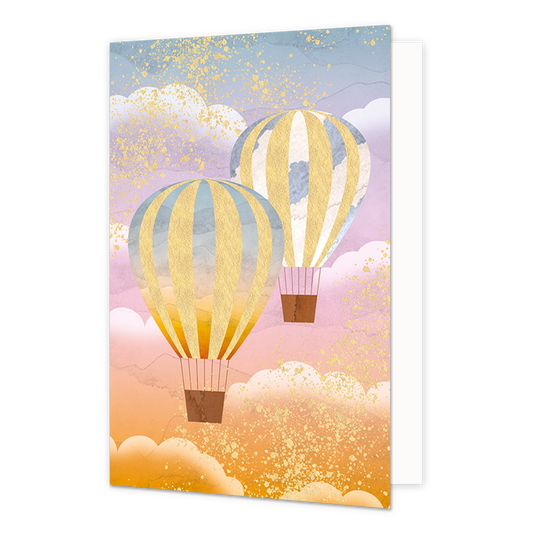 Luchtballonnen - Formaat: Normaal - Vorm: Staand - Blanco kaart - Op deze artistieke wenskaart staan twee luchtballonnen die door de lucht zweven tussen de wolken. - Snelwenskaart