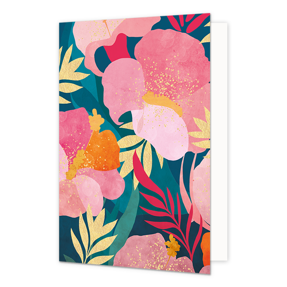 Bloemen - Formaat: Standaard - Vorm: Staand - Blanco kaart - Op deze wenskaart staat een weelderige illustratie van grote roze en oranje bloemen tegen een diepblauwe achtergrond. De bloemblaadjes zijn versierd met fijne gouden spikkels en worden aangevuld met gestileerde bladeren in goudfolie en felroze tinten. De compositie heeft een tropische uitstraling door de gelaagdheid van de verschillende botanische vormen en kleuren. - Snelwenskaart