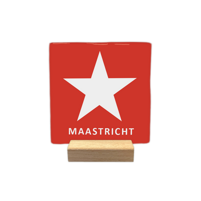 Maastricht - Decoratie tegel - Formaat: - Op deze decoratie tegel staat een grote witte ster op een rode achtergrond. Onder de ster staat in witte letters de naam Maastricht. Het ontwerp is eenvoudig en strak vormgegeven. - Snelwenskaart