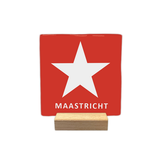 Maastricht - Decoratie tegel - Formaat: - Op deze decoratie tegel staat een grote witte ster op een rode achtergrond. Onder de ster staat in witte letters de naam Maastricht. Het ontwerp is eenvoudig en strak vormgegeven. - Snelwenskaart