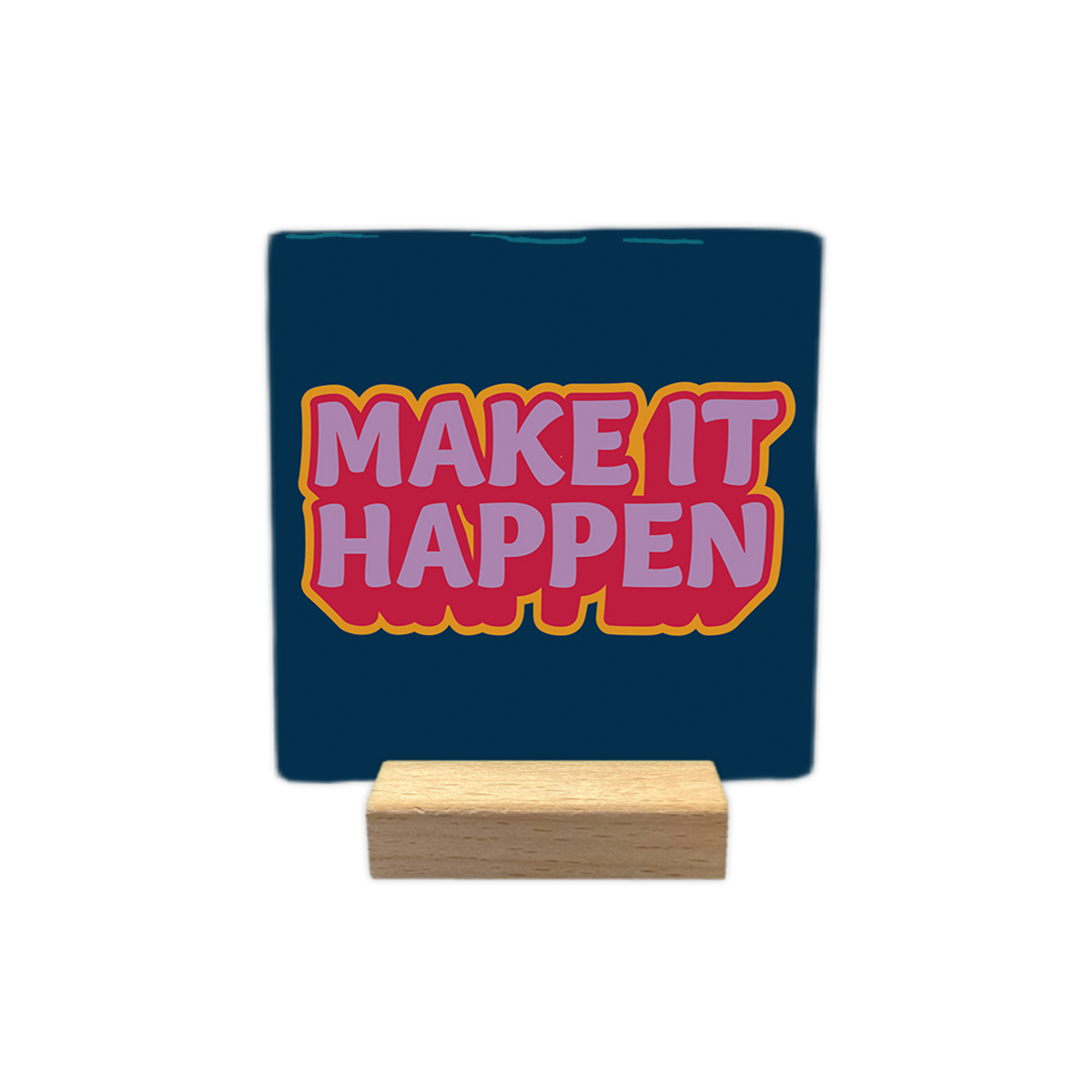 Make it happen - Decoratie tegel - Formaat: - Op deze decoratietegel staat in het midden de Engelse tekst "MAKE IT HAPPEN". De tegel zelf is vierkant en heeft een donkerblauwe achtergrond. De letters zijn paars met een rode en oranje rand die voor een 3D-effect zorgt. - Snelwenskaart
