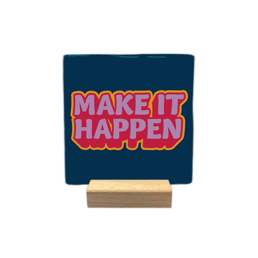 Make it happen - Decoratie tegel - Formaat: - Op deze decoratietegel staat in het midden de Engelse tekst "MAKE IT HAPPEN". De tegel zelf is vierkant en heeft een donkerblauwe achtergrond. De letters zijn paars met een rode en oranje rand die voor een 3D-effect zorgt. - Snelwenskaart