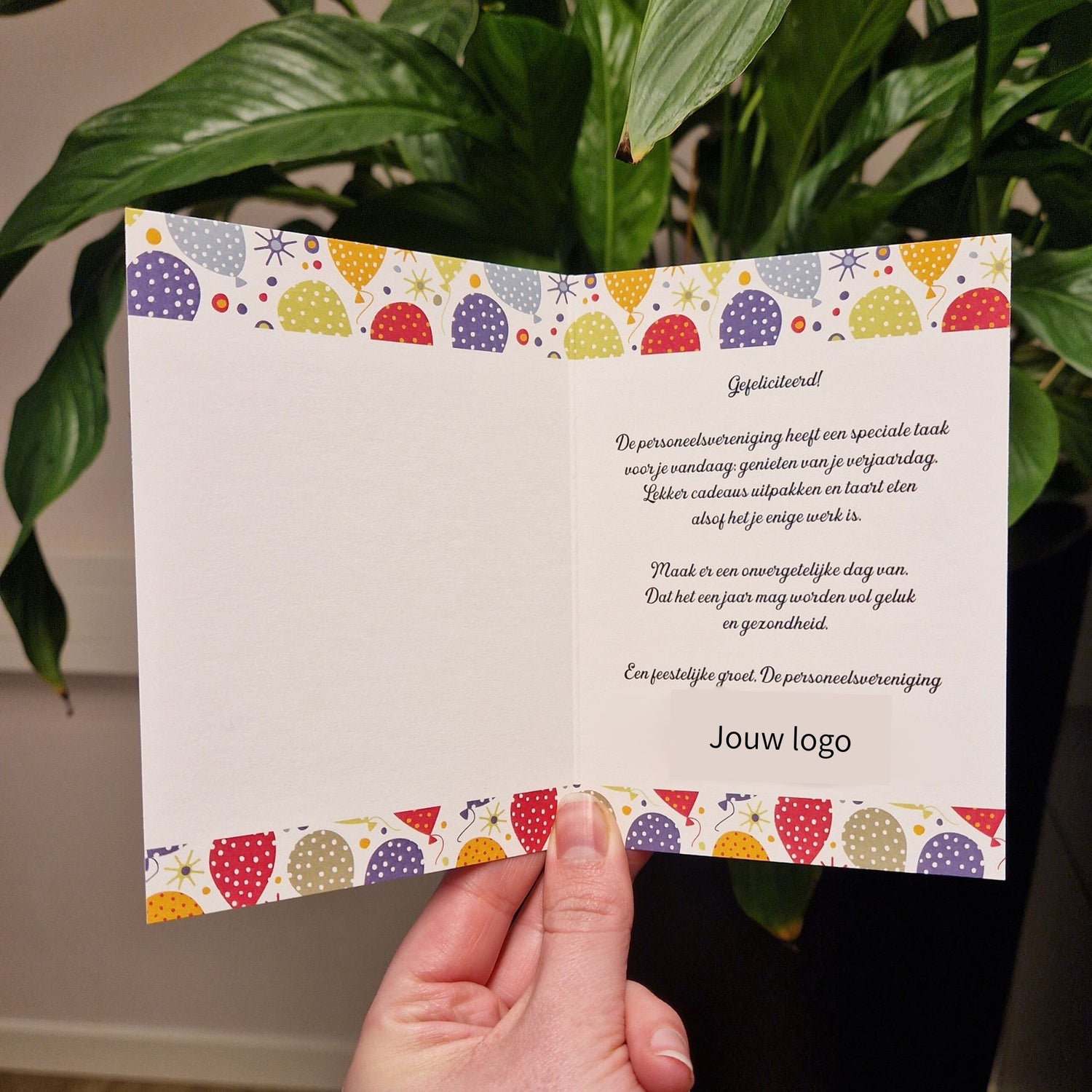 Op deze decoratie tegel staat in het bruin de tekst 'Sunshine kisses and birthday wishes'. Boven de tekst staat een gele zon met gezicht. De achtergrond van de decoratie tegel is blauw.  