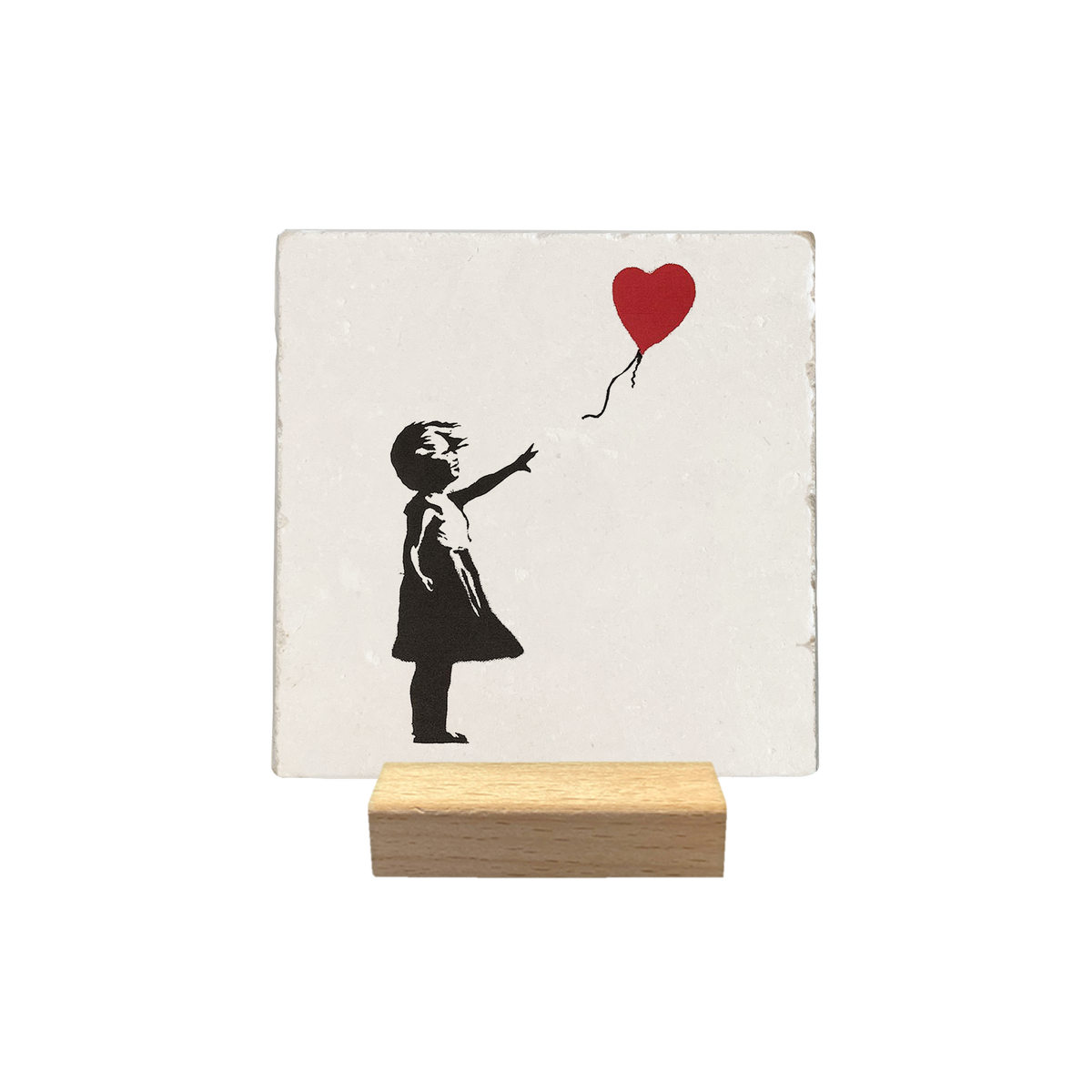 Meisje met ballon - Decoratie tegel - Formaat: - Op deze decoratie tegel staat een zwart silhouet van een jong meisje afgebeeld dat naar rechts kijkt. Ze staat op de grond en reikt met haar uitgestrekte rechterarm naar een rode hartvormige ballon. De ballon zweeft rechts boven haar aan een dun, golvend touwtje. - Snelwenskaart