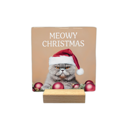 Meowy christmas - Decoratie tegel - Formaat: - Op deze decoratie tegel staat een grijze kat met een kerstmuts op, omringd door kerstballen en dennentakken. Bovenaan staat in witte letters de tekst meowy christmas. - Snelwenskaart