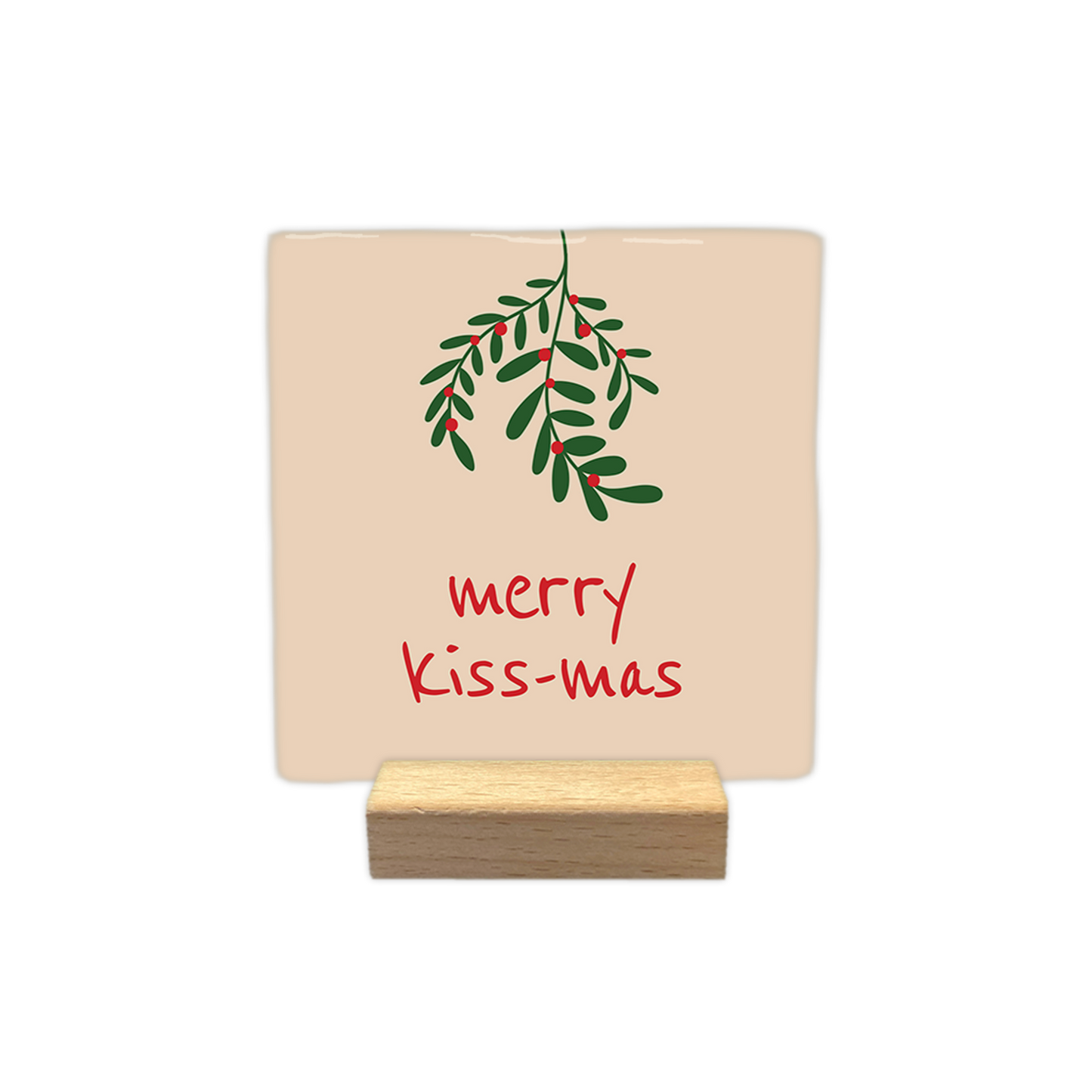 Merry kiss-mas - Decoratie tegel - Formaat: - Op deze decoratie tegel staat een lichte achtergrond met bovenin een takje maretak met groene bladeren en rode bessen. Daaronder staat in rode handgeschreven letters de tekst merry kiss-mas. - Snelwenskaart