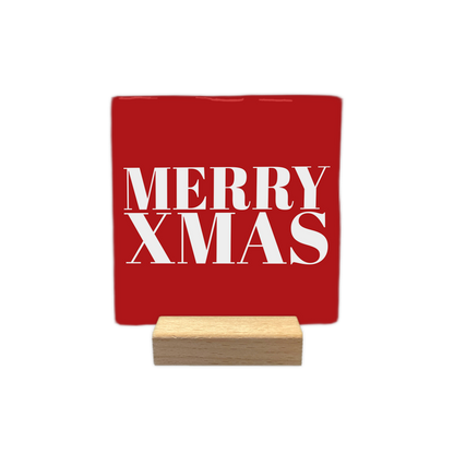 Merry xmas - Decoratie tegel - Formaat: - Op deze decoratie tegel staat een rode achtergrond met witte letters. In het midden van de tegel staat de tekst merry xmas in twee regels gedrukt. - Snelwenskaart