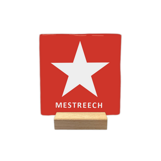Mestreech - Decoratie tegel - Formaat: - Op deze decoratie tegel staat een grote witte ster op een rode achtergrond. Onderaan de tegel is in witte letters de naam Mestreech weergegeven. Het ontwerp is eenvoudig en strak vormgegeven. - Snelwenskaart