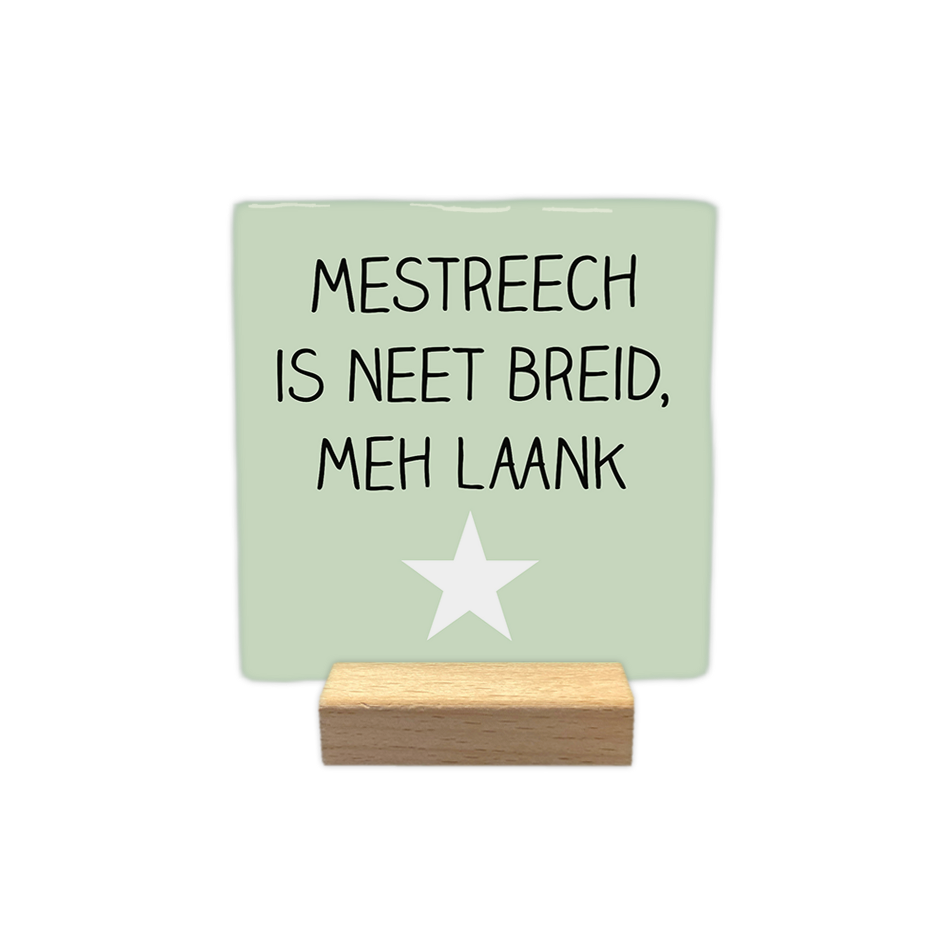 Mestreech is neet breid, meh laank - Decoratie tegel - Formaat: - Op deze decoratie tegel staat de tekst "Mestreech is neet breid, meh laank" in zwarte letters tegen een lichtgroene achtergrond. Onder de tekst is een witte, vijfpuntige ster geplaatst. Het ontwerp is in een eenvoudige stijl vormgegeven. - Snelwenskaart