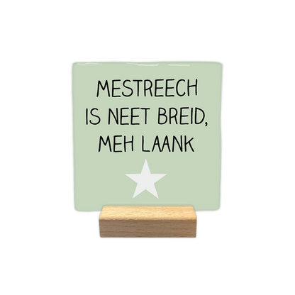 Mestreech is neet breid, meh laank - Decoratie tegel - Formaat: - Op deze decoratie tegel staat de tekst "Mestreech is neet breid, meh laank" in zwarte letters tegen een lichtgroene achtergrond. Onder de tekst is een witte, vijfpuntige ster geplaatst. Het ontwerp is in een eenvoudige stijl vormgegeven. - Snelwenskaart