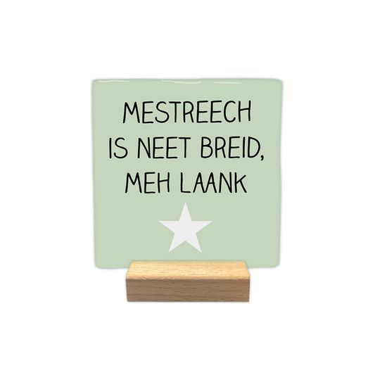 Mestreech is neet breid, meh laank - Decoratie tegel - Formaat: - Op deze decoratie tegel staat de tekst "Mestreech is neet breid, meh laank" in zwarte letters tegen een lichtgroene achtergrond. Onder de tekst is een witte, vijfpuntige ster geplaatst. Het ontwerp is in een eenvoudige stijl vormgegeven. - Snelwenskaart