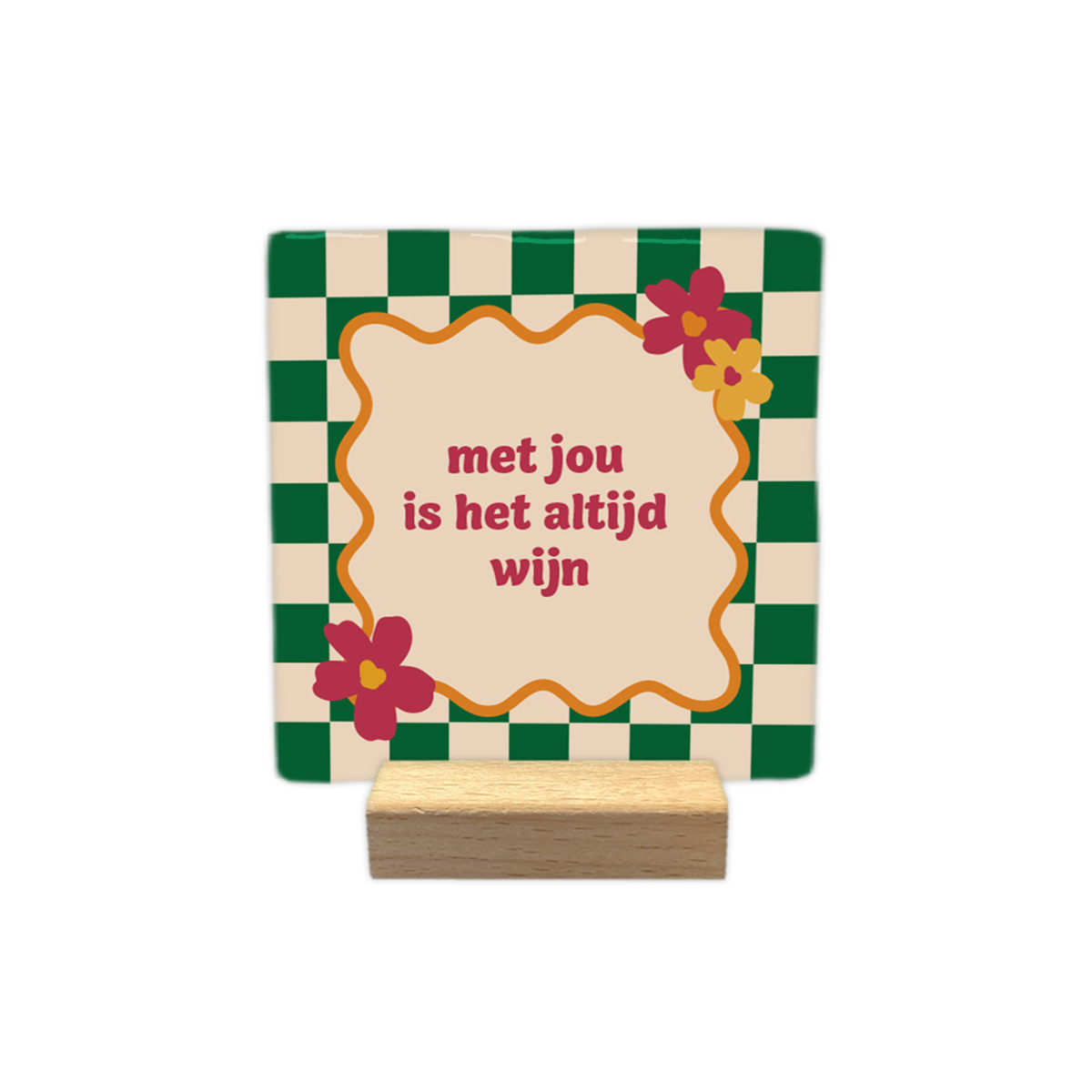 Met jou is het altijd wijn - Decoratie tegel - Formaat: - Op deze decoratie tegel staat de tekst "met jou is het altijd wijn" in roze letters centraal in een crème-kleurig kader met een golvende oranje rand. Het kader is gedecoreerd met bloemen in de hoeken. De achtergrond van de tegel bestaat uit een schaakbordpatroon van donkergroene en crème-kleurige vierkanten. - Snelwenskaart