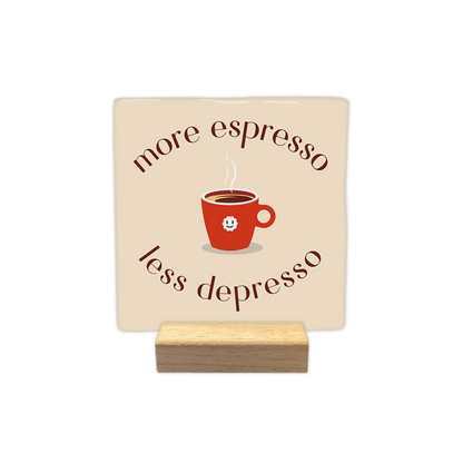 More espresso less depresso - Decoratie tegel - Formaat: - Op deze decoratie tegel staat de tekst 'More espresso less depresso' in bruine letters met in het midden een rood espressokopje, op een beige achtergrond. - Snelwenskaart