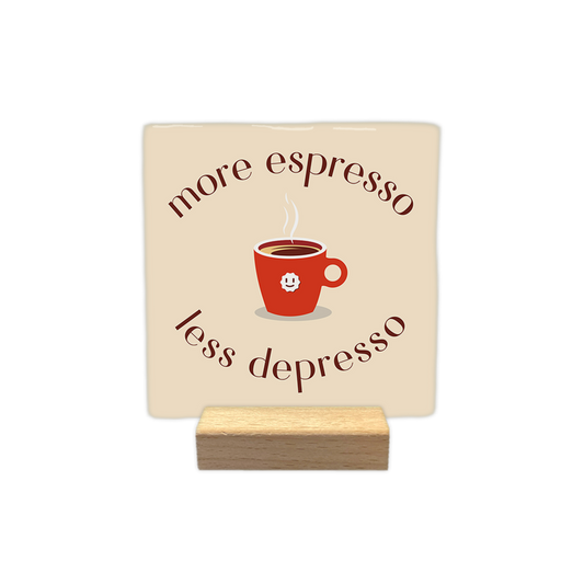 More espresso less depresso - Decoratie tegel - Formaat: - Op deze decoratie tegel staat de tekst 'More espresso less depresso' in bruine letters met in het midden een rood espressokopje, op een beige achtergrond. - Snelwenskaart