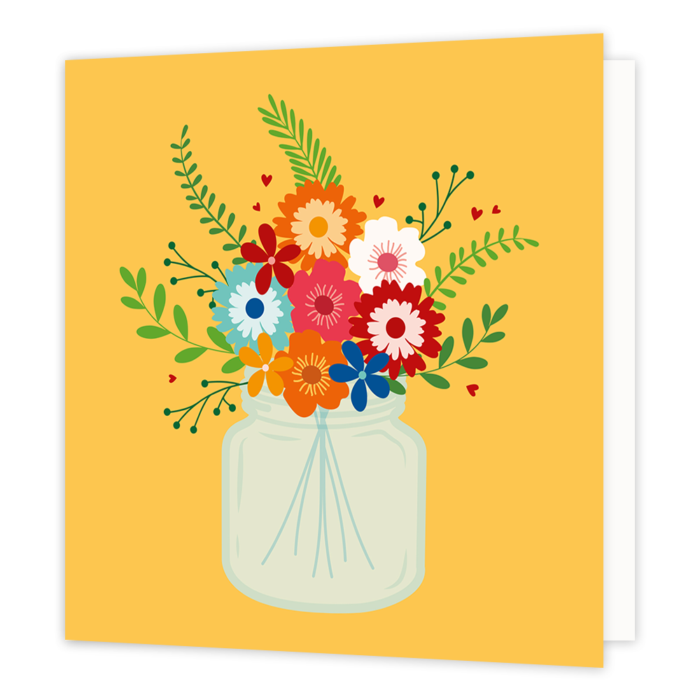 Bloemen - Formaat: Normaal - Vorm: Vierkant - Blanco kaart - Op deze wenskaart staat een vrolijk boeket met kleurrijke, gestileerde bloemen in een glazen pot tegen een effen gele achtergrond. Het boeket bevat bloemen in diverse tinten zoals rood, oranje, blauw en wit, aangevuld met verschillende groene takjes en bladeren. Subtiele rode hartjes zijn verspreid tussen de bloemen en takjes getekend, wat een liefdevol detail toevoegt aan de illustratie. - Snelwenskaart