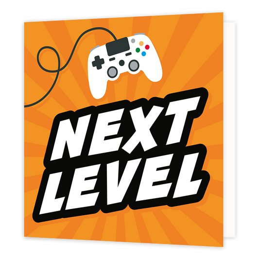 Next level - Formaat: Standaard - Vorm: Vierkant - Complimentenkaart - Op deze wenskaart staat de tekst: 'Next level' in een witte kleur met een zwarte omlijning. Erboven zweeft een game controlerer in het wit met knoppen in kleuren als groen, geel, blauw en rood. Op de achtergrond staan strepen die radiaal van binnen naar buiten lopen in licht en donker oranje kleuren. - Snelwenskaart