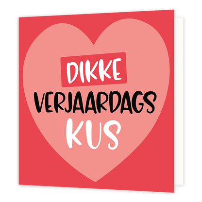 Dikke verjaardagskus - Formaat: Normaal - Vorm: Vierkant - Verjaardagskaart - Op deze wenskaart staat een groot hart met in het midden de tekst: "Dikke verjaardagskus". - Snelwenskaart