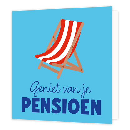 Geniet van je pensioen - Formaat: Standaard - Vorm: Vierkant - Pensioenkaart - Op deze wenskaart staat een lichtblauwe achtergrond afgebeeld. Bovenaan bevindt zich een illustratie van een houten strandstoel met rood-witte verticale strepen. Onderaan staat in een blauw, cursief lettertype de tekst "Geniet van je". Daaronder staat in grote, dikke blauwe letters de tekst "PENSIOEN". - Snelwenskaart