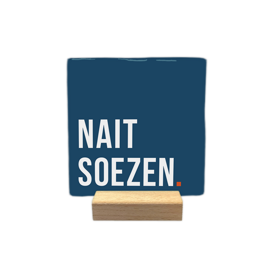 Nait Soezen - Decoratie tegel - Formaat: - Op deze decoratie tegel staat de tekst "NAIT SOEZEN." in witte letters centraal afgebeeld. Achter het laatste woord staat een klein oranje vierkantje. De achtergrond van de tegel is donkerblauw van kleur. - Snelwenskaart
