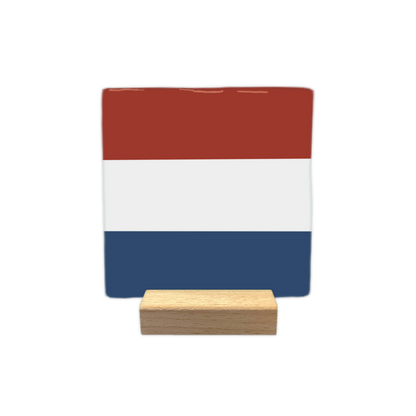 Nederland - Decoratie tegel - Formaat: - Op deze decoratie tegel staat een horizontale driekleur afgebeeld. Het ontwerp bestaat uit drie banen in de kleuren rood, wit en blauw van boven naar beneden. Deze kleuren komen overeen met de vlag van Nederland. - Snelwenskaart