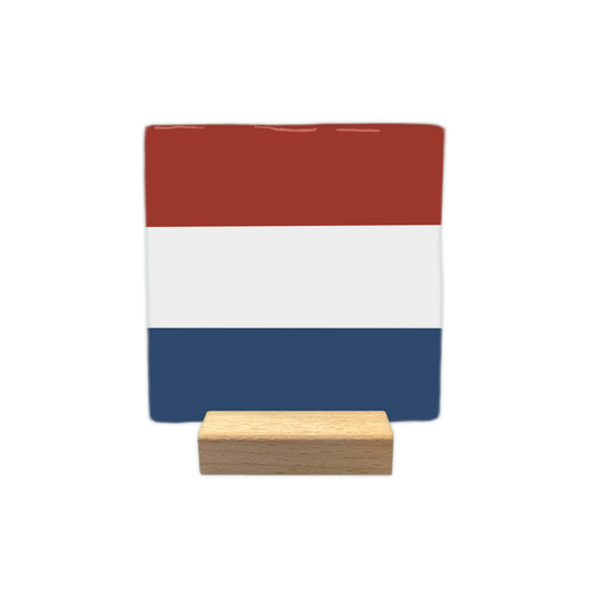 Nederland - Decoratie tegel - Formaat: - Op deze decoratie tegel staat een horizontale driekleur afgebeeld. Het ontwerp bestaat uit drie banen in de kleuren rood, wit en blauw van boven naar beneden. Deze kleuren komen overeen met de vlag van Nederland. - Snelwenskaart