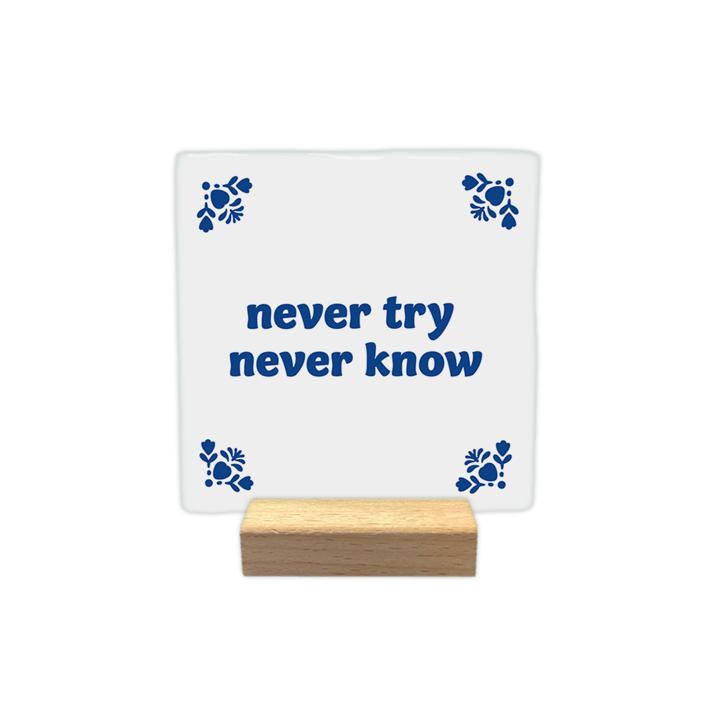 Never try never know - Decoratie tegel - Formaat: - Op deze decoratie tegel staat centraal de tekst "never try never know" in een blauw lettertype. De hoeken van de witte achtergrond zijn versierd met gestileerde, blauwe bloemmotieven. - Snelwenskaart
