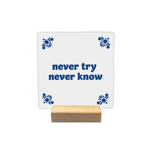 Never try never know - Decoratie tegel - Formaat: - Op deze decoratie tegel staat centraal de tekst "never try never know" in een blauw lettertype. De hoeken van de witte achtergrond zijn versierd met gestileerde, blauwe bloemmotieven. - Snelwenskaart