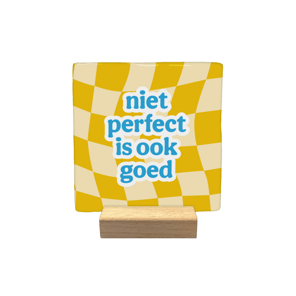 Niet perfect is ook goed - Decoratie tegel - Formaat: - Op deze decoratie tegel staat centraal de tekst "niet perfect is ook goed" in blauwe, speelse letters met een witte omlijning. De achtergrond bestaat uit een golvend schaakbordpatroon met afwisselend gele en crèmekleurige vlakken. - Snelwenskaart