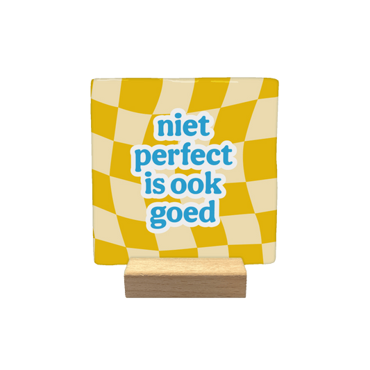 Niet perfect is ook goed - Decoratie tegel - Formaat: - Op deze decoratie tegel staat centraal de tekst "niet perfect is ook goed" in blauwe, speelse letters met een witte omlijning. De achtergrond bestaat uit een golvend schaakbordpatroon met afwisselend gele en crèmekleurige vlakken. - Snelwenskaart