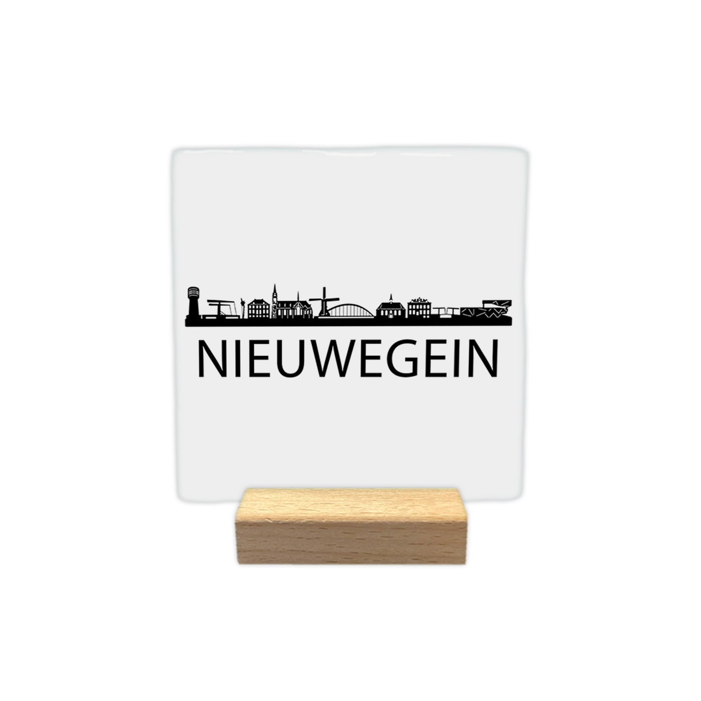 Nieuwegein skyline - Decoratie tegel - Formaat: - Op deze decoratie tegel staat een zwarte skyline van Nieuwegein afgebeeld op een witte achtergrond. Het silhouet bevat diverse herkenbare gebouwen en constructies uit de stad, waaronder een watertoren, een molen en een brug. Onder de skyline staat in zwarte letters de plaatsnaam Nieuwegein. Het ontwerp is minimalistisch uitgevoerd in zwart en wit. - Snelwenskaart