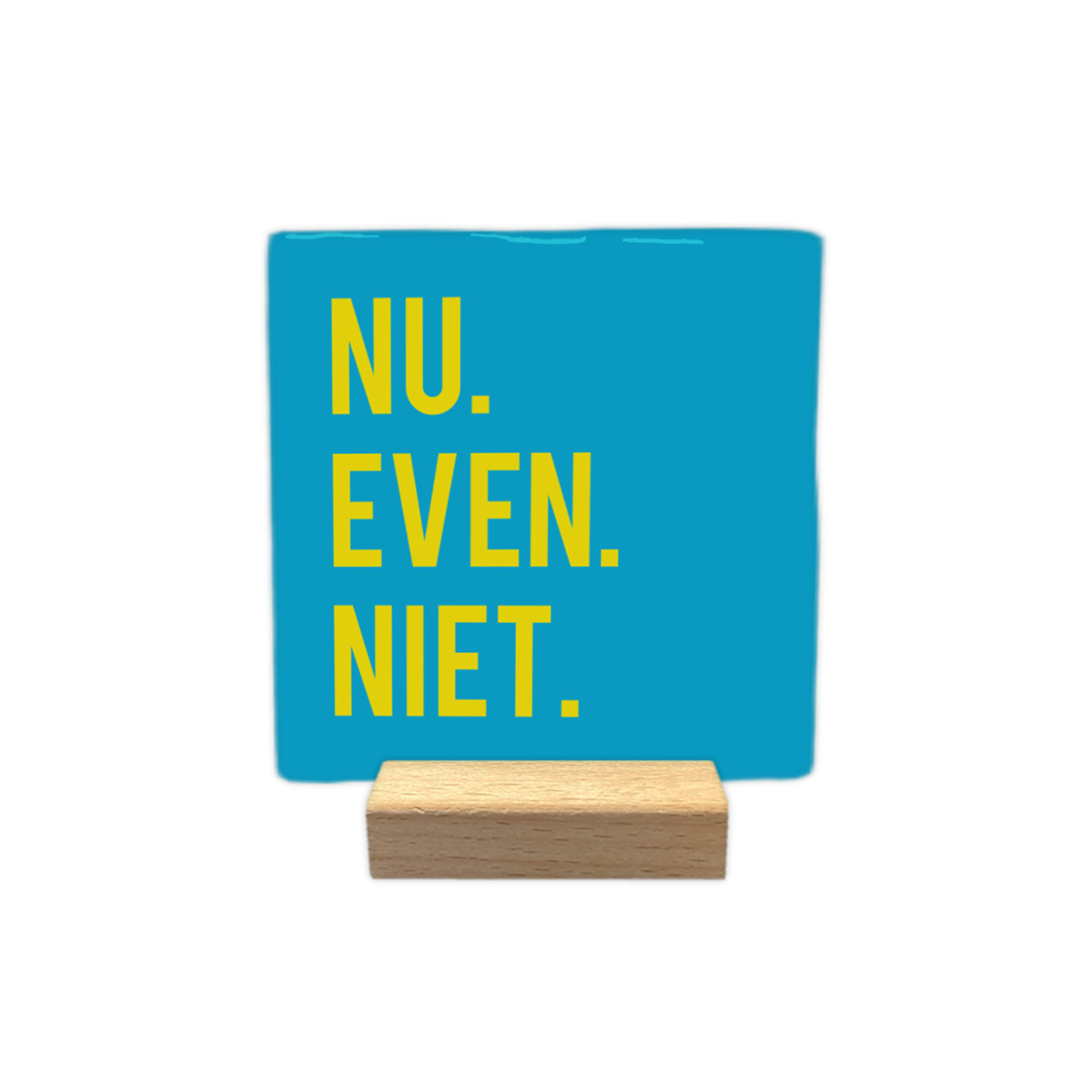 Nu even niet - Decoratie tegel - Formaat: - Op deze wenskaart is een vierkante, helderblauwe decoratietegel afgebeeld. Aan de linkerzijde van de tegel staat de tekst "NU. EVEN. NIET." geschreven in strakke, gele hoofdletters. De tekst is verdeeld over drie regels, waarbij elk woord wordt afgesloten met een duidelijke punt. - Snelwenskaart