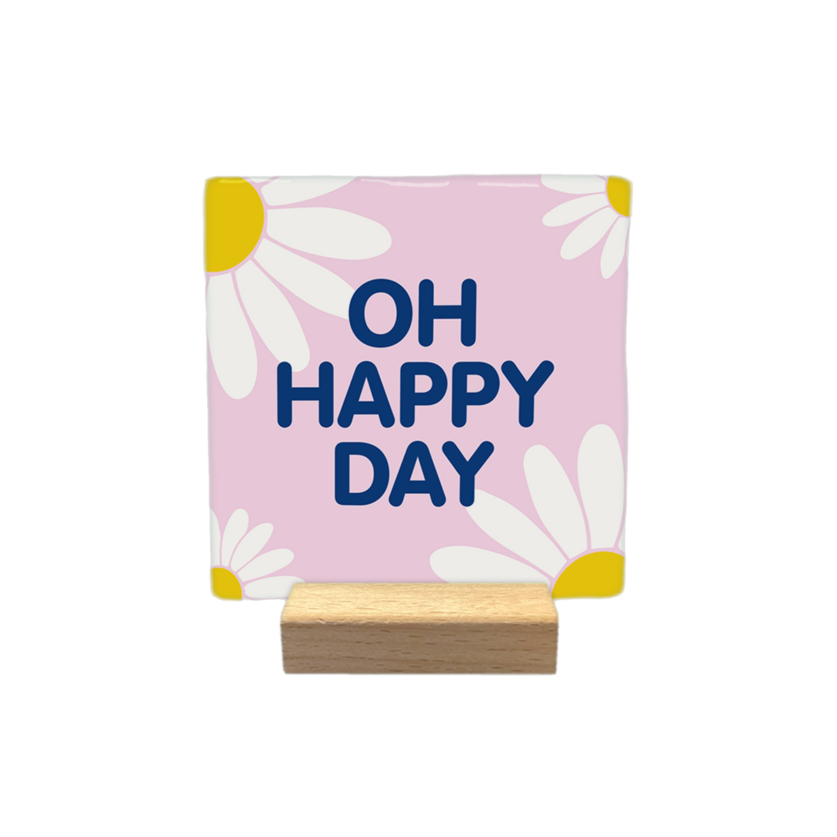 O happy day - Decoratie tegel - Formaat: - Op deze decoratietegel staat de tekst "OH HAPPY DAY" in donkerblauwe hoofdletters. De tekst is gecentreerd op een lichtroze, vierkante achtergrond die is versierd met gestileerde witte madeliefjes met gele harten in de hoeken. - Snelwenskaart