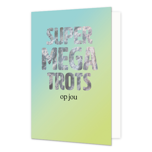 Super mega trots op jou - Formaat: Normaal - Vorm: Staand - Complimentenkaart - Op deze wenskaart staat de tekst: "Super mega trots op jou" op een groen / blauwe achtergrond. - Snelwenskaart