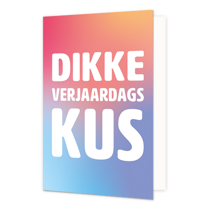 Dikke verjaardagskus - Formaat: Normaal - Vorm: Staand - Verjaardagskaart - Op deze wenskaart staat de tekst: "Dikke verjaardagskus" met een achtergrond in dekleuren rood, oranje, blauw en paars. - Snelwenskaart