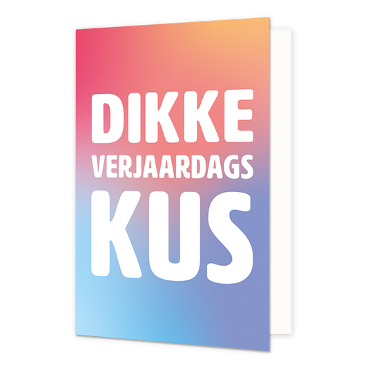Dikke verjaardagskus - Formaat: Normaal - Vorm: Staand - Verjaardagskaart - Op deze wenskaart staat de tekst: "Dikke verjaardagskus" met een achtergrond in dekleuren rood, oranje, blauw en paars. - Snelwenskaart
