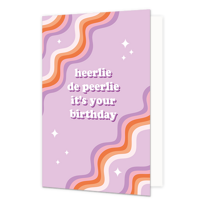 Heerlie de peerlie it's your birthday - Formaat: Normaal - Vorm: Staand - Verjaardagskaart - Op deze wenskaart staan lijnen in de kleuren wit, oranje, roze en paars, met in het midden de tekst: "Heerlie de peerlie it's your birthday". - Snelwenskaart